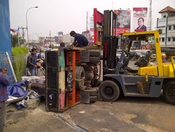 Truk Pembawa Trafo Terguling di Pintu Keluar Tol BSD