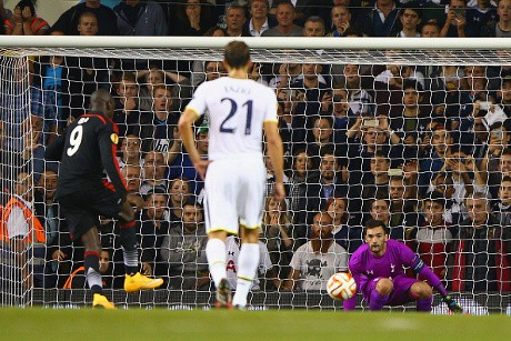 Kemenangan Spurs Dibuyarkan Penalti Demba Ba di Menit-menit Akhir