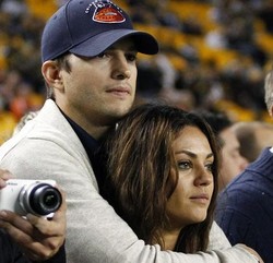Ashton Kutcher Minta Fans Tebak Foto Bayinya yang Baru Lahir