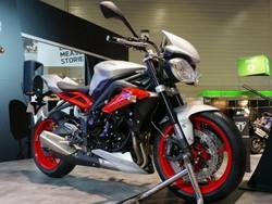 Triumph Street Triple RX Tampil Seksi dengan Aksen Merah