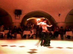 Goyang Seksi Tari Perut Ala Turki di Resto Dalam Gua