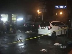 Kebut-kebutan, 2 Mobil Tabrak Warung