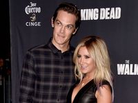 Ashley Tisdale Gandeng Suami di Premiere The Walking Dead