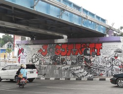 Prihatin Hotel Menjamur, Warga Buat Mural Jogja Asat di Jembatan Kewek