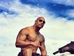 Dwayne Johnson Akan Tampil di Baywatch Versi Layar Lebar