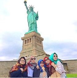 Hari Terakhir di NY, Dian Pelangi & Mega Iskanti Berwisata ke Patung Liberty