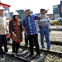 Risma dan Bambang Susantono Rancang Kereta Rel Ganda ke Tanjung Perak