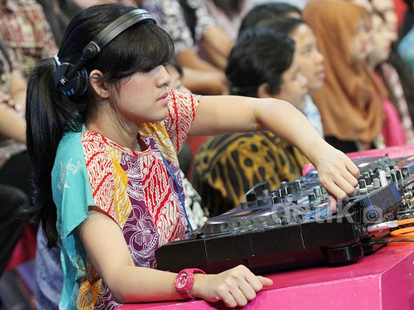 Putri Una Nge-DJ Pakai Batik Putri Una Nge-DJ Pakai Batik