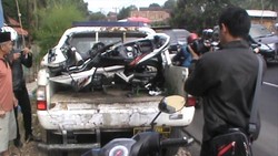 Ugal-ugalan, Minibus Tabrakan dengan Motor Satu Orang Kritis