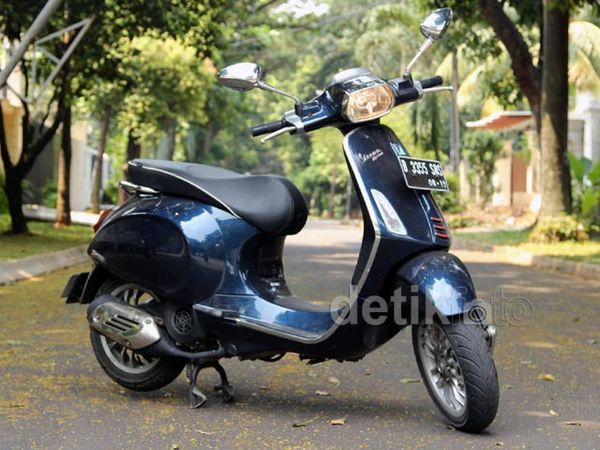Meniti Kemacetan Jakarta dengan Vespa Sprint 150