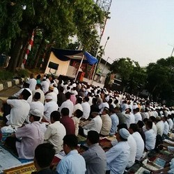 Ratusan Umat Muslim Salat Id di Lapangan Masjid Al Huda Tebet