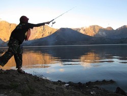 Memancing di Danau Segara Anak, Ketinggiannya 2.000 Mdpl