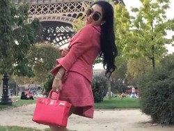 Maju Mundur Cantik!, Video Genit Syahrini di Menara Eiffel