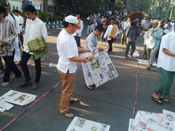 Usai Salat Id, Ribuan Umat Muslim di Bali Tak Lupa Bersihkan Alas Koran