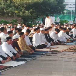 Jokowi Salat Ied Bersama Pegawai Pemprov DKI di Balai Kota