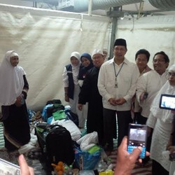 Saat Jamaah Haji Bercanda dan Berebut Foto Bareng Menag