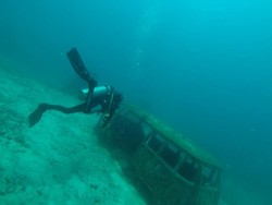 Spot Diving Unik! Bangkai VW Combi di Perairan Makassar