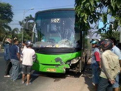 Siswa SMA di Semarang Tewas Tertabrak Bus Saat Berangkat Sholat Ied