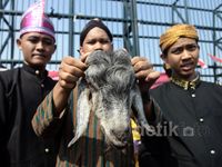 Bawa Kepala Domba, Massa Salat Ied di Depan DPR