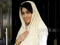 Rayakan Idul Adha, Indah Dewi Pertiwi Tampil Berkerudung