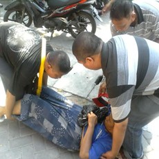 Seorang Perempuan Pingsan Saat Antre Pembagian Daging Kurban di PN Surabaya