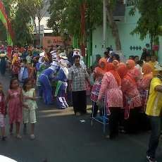 Ratusan Ibu-ibu Bakar 1.800 Tusuk Sate Kurban Sambil Bergoyang