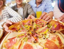 Survei: Pergi ke Resto dengan Orang Gemuk Bepotensi Merusak Diet Sehat?