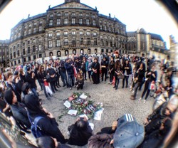 Puluhan WNI di Belanda Gelar Aksi Tolak Pilkada Lewat DPRD