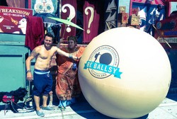 Peduli Kanker Testis, Pria Ini Dorong Bola Raksasa Keliling Amerika