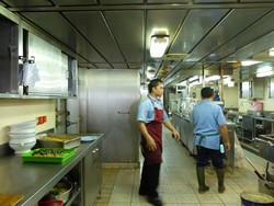 Begini Sibuknya Para Koki di Dapur Kapal Pelni