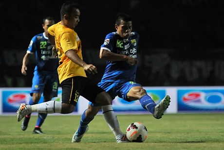 Menunggu Pembuktian Pembenahan Lini Belakang dan Tengah Persib
