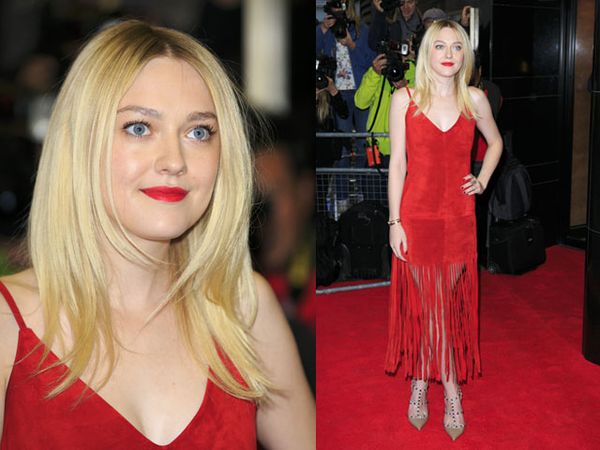 Pesona Dakota Fanning Bergaun Merah