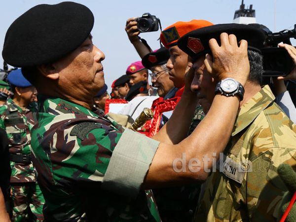 Gubernur se-Indonesia Terima Baret dari Panglima TNI
