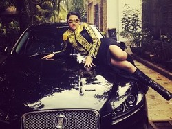 Dipolisikan Bos Lamborghini, Dewi Persik Berpose Hot dengan Jaguar