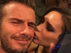Aww, Mesranya Victoria Cium David Beckham