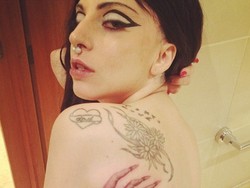 Pasang Tato Baru, Bokong Lady Gaga Terekspos