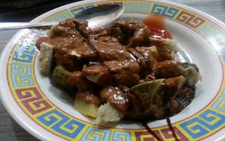 Nikmatnya Ngemil Apple Cake dan Siomay di Pasar Santa