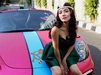 Pose Hot Bella Shofie dan Mobil Sportnya