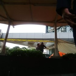 Tim DVI Polda Metro Datangi Lokasi Bunuh Diri di Menara BCA