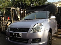 Puncak HUT TNI, Mobil Parkir Liar Diangkut Forklift