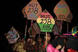 Ribuan Orang Sesaki Malioboro Saksikan Pawai Budaya HUT Yogya