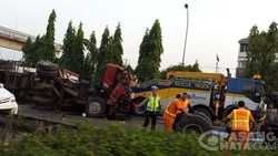 Penampakan Truk Bahan Kimia yang Hancur Akibat Kecelakaan di Tol JORR