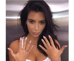 Kim Kardashian Pamer 9 Cincin Berinisial North West