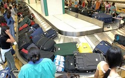 8 Kelakuan Turis Paling Menyebalkan di Bandara (1)