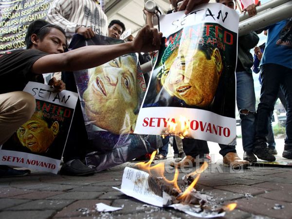 Kompak Demo di Depan Gedung KPK
