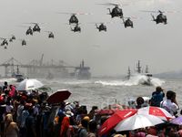 Warga Tumplek Blek Saksikan Parade Alutsista TNI
