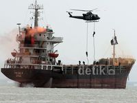 Aksi Prajurit TNI Lumpuhkan Perompak Kapal Kargo