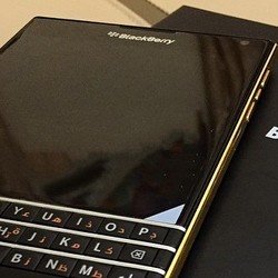 BlackBerry Passport Berkelir Emas
