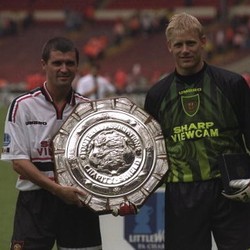 Kisah Roy Keane yang Pernah Tanduk Peter Schmeichel Saat Keduanya Baku Hantam