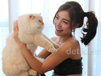 So Cute... Bella Shofie dan Kucing Kesayangannya